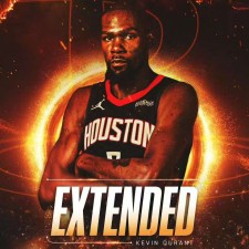 Durant accepte une baisse de salaire pour resigner avec les Rockets, impatient d'atteindre de nouveaux sommets lors de la nouvelle saison.